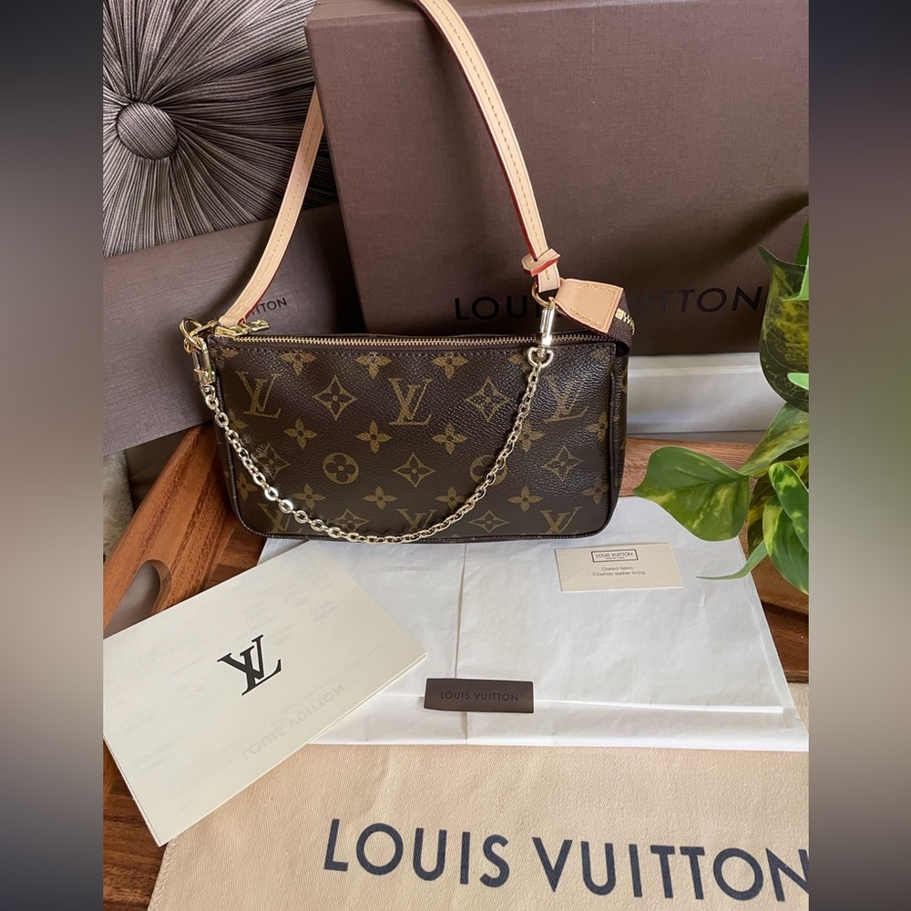 Prestine Vintage Authentic Louis Vuitton Pochette with Unbranded Chain Strap!